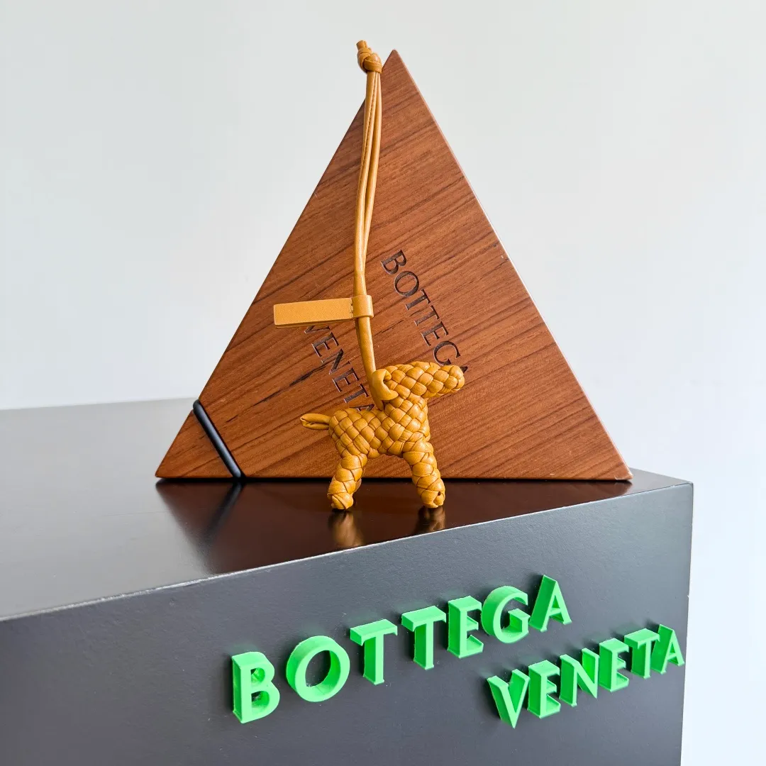 Batch 540 BOTTEGA VENETA2025 new puppy🐕 style pendant Braided puppy is online😎 Leather braided puppy style pendant can be hung on any handbag, and it is as cute, delicate and colorful as it matches with a bag. Cute and cute, it will touch your heart at any time. It can be hung on bags or keychains. Who can resist such a cute puppy? Style number: 807068